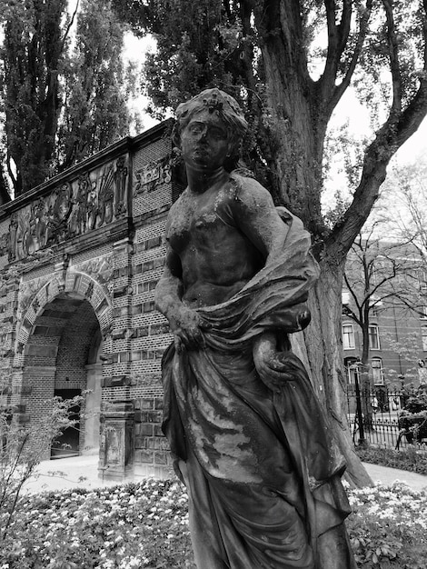 Foto scultura femminile intemperata nel giardino del rijksmuseum