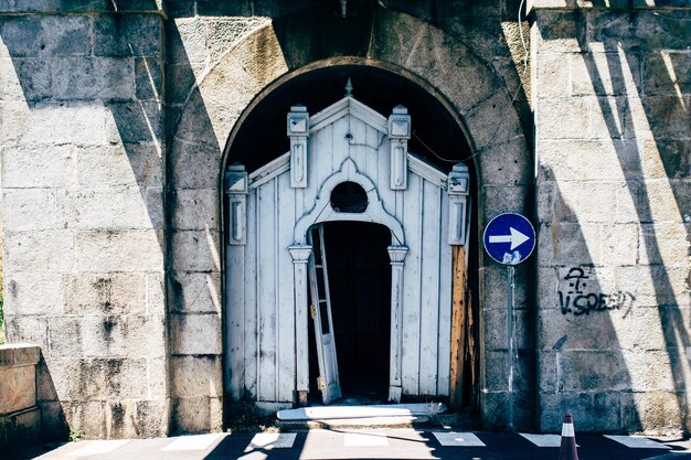 Foto porta intemperata di un edificio storico