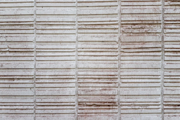 Struttura stagionata macchiato vecchio stucco grigio chiaro e vernice invecchiata sfondo muro di mattoni bianchi