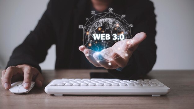 Web 30 concept afbeelding met een man die een laptop gebruikt Technologie en WEB 30 concept