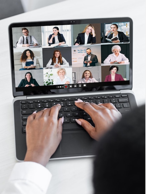 Webチャットビデオ会議プロのWebキャストデジタルオフィスの画面で同僚とオンラインで作業しているラップトップを使用しているビジネスウーマン