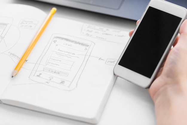 Foto web designer che crea un'interfaccia utente mobile