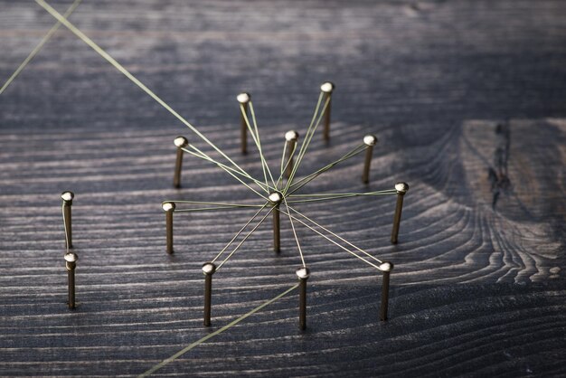 Foto web van draden met verbindingen tussen groepen en singles