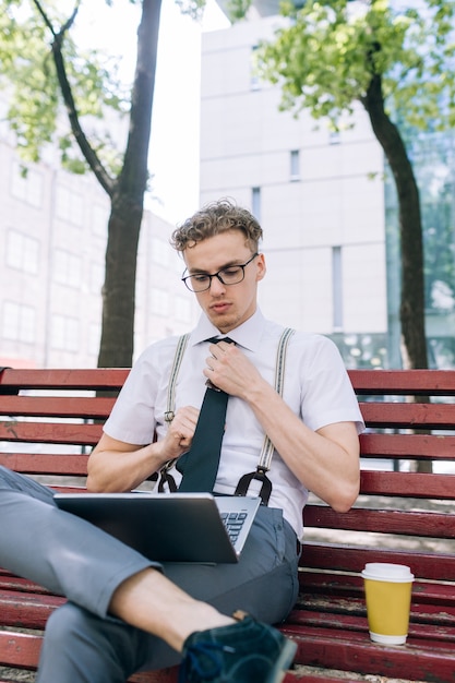 Web videoconferentie. verbinding communicatie. zakenman maakt zich klaar voor presentatie en herschikt zijn stropdas