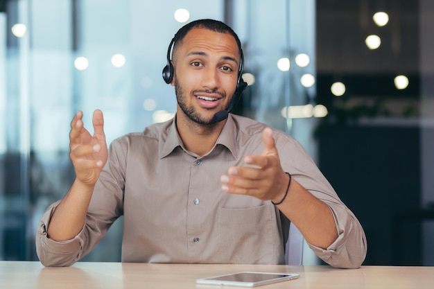 Webcamweergave gelukkige afro-amerikaanse man die online videogesprek praat terwijl hij naar de camera kijkt met behulp van de headset man