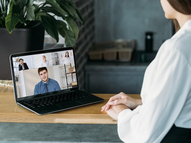 Foto webchat collega's netwerk internetinterview diverse zakelijke collega's bespreken project dat online werkt in digitaal kantoor op laptopscherm