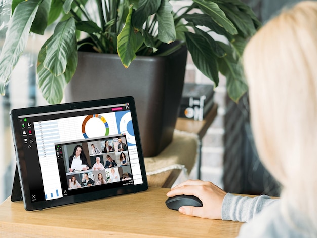 Webconferentie Videovergadering Virtuele presentatie Commercieel team bespreekt financieel verslag dat online werkt in digitaal kantoor op tabletscherm met grafieken