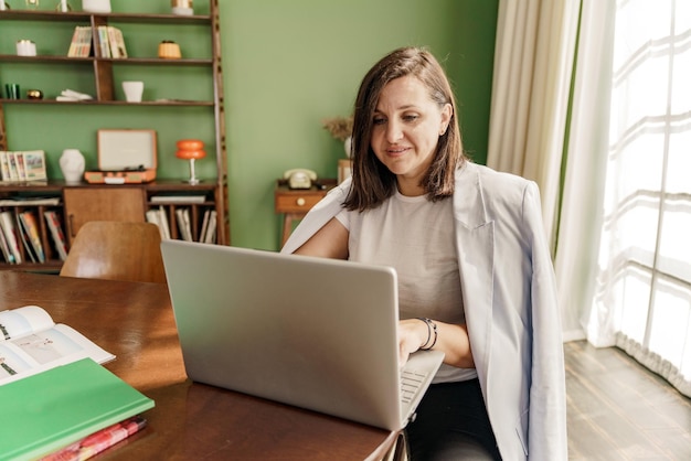 Webdesigner training op afstand vrouw videogesprek thuis online reageert op de klant Gebruikt een laptop