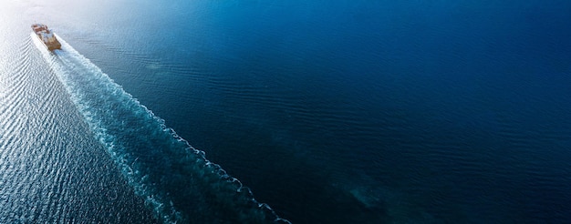 Webinarbanner Luchtfoto bovenaanzicht van maritiem vrachtschip met contrail in het oceaanschip met container en rennen voor exportconcepttechnologie vrachtvervoer per schip slimme service