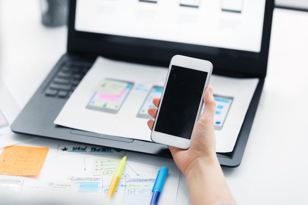 webontwerper die aan de gebruikersinterface van smartphones werkt