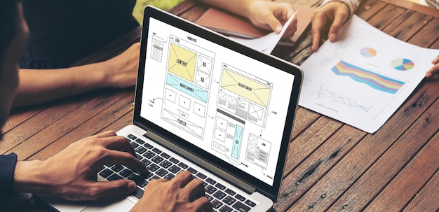 Il software di progettazione di siti web fornisce un modello alla moda per le attività di vendita al dettaglio online