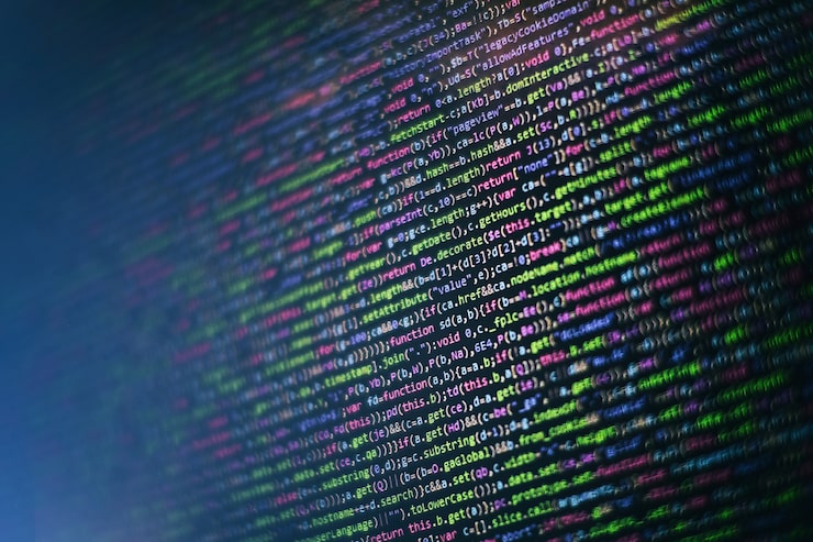 Photo 網站開發. 伺服器日誌分析. 近距離開發編程和編碼技術. 開發者在辦公室工作,編碼網站.