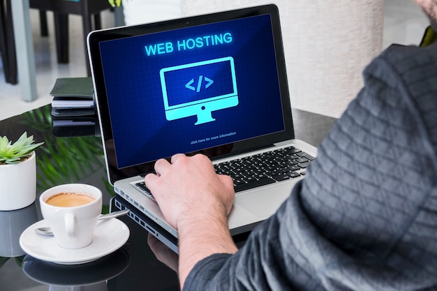 Foto concetto di hosting di siti web con le mani che digitano sul laptop