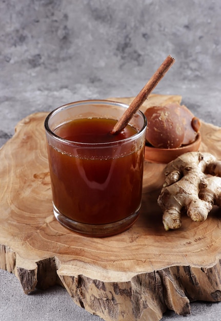 Wedang Bandrekは、生姜と黒糖から作られたインドネシア西ジャワの伝統的な飲み物です。
