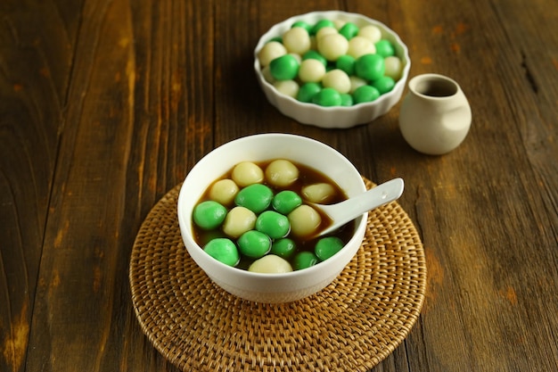 Wedang rondeTangyuan или клейкие сладкие шарики, подаваемые в имбирном сиропе.