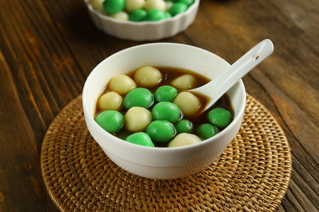 Wedang rondeTangyuan 또는 찹쌀 달콤한 공을 생강 시럽에 담아 제공