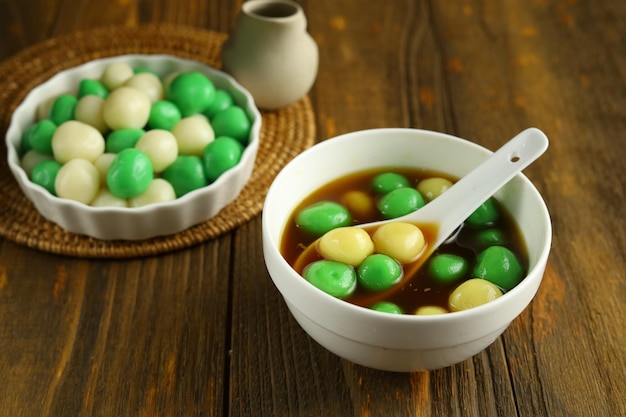 Wedang rondeTangyuan или клейкие сладкие шарики, подаваемые в имбирном сиропе.