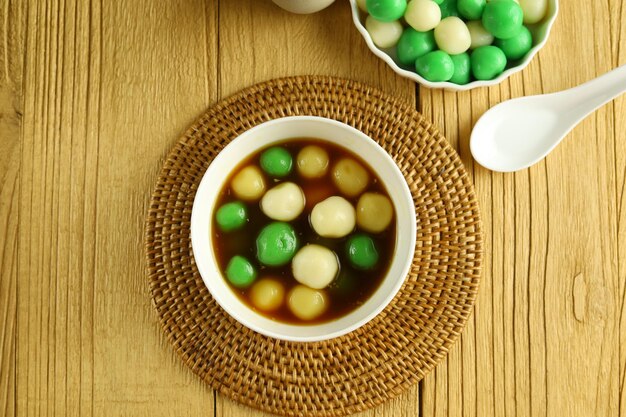 Wedang rondeTangyuan of kleverige zoete balletjes geserveerd in een gembersiroop