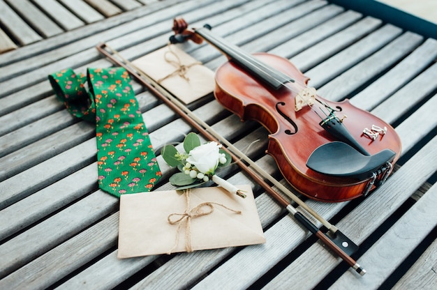 Accessori da sposa e un violino
