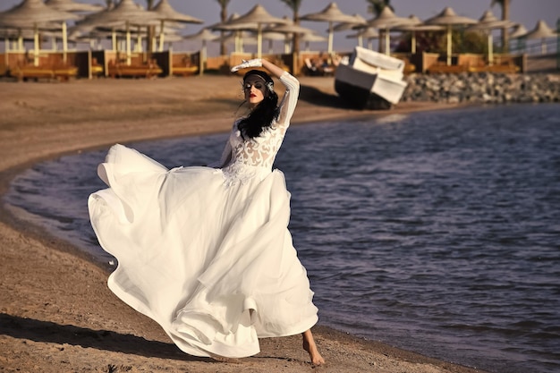 海景の日当たりの良い夏の日に結婚式代理店の花嫁