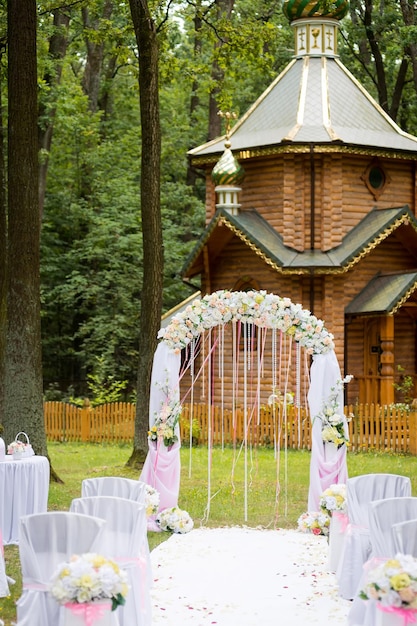 Photo wedding arch and chairs for guests at the wedding ceremony