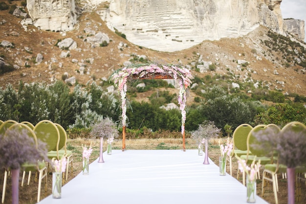 Foto arco di cerimonia nuziale nel campo. cerimonia matrimoniale. montagna.