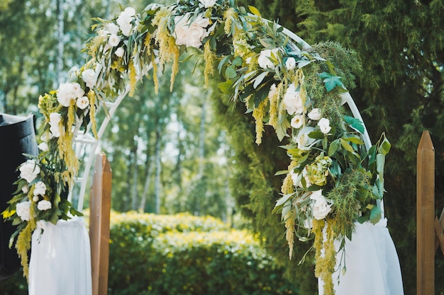 Фото Свадебная арка из цветов 1359