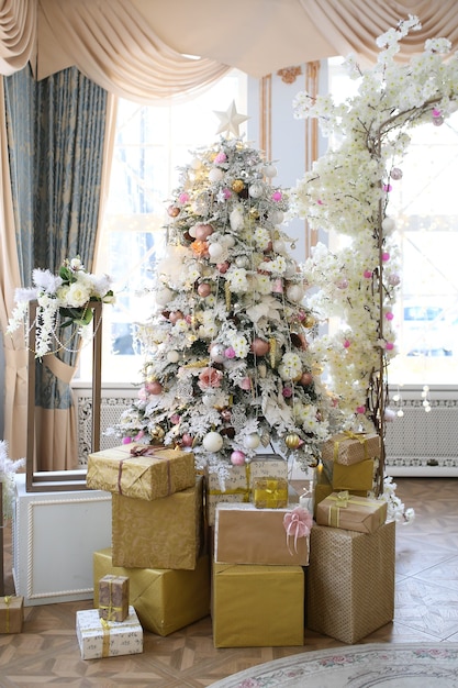 Arco di nozze fatto di albero di decorazioni natalizie e regali