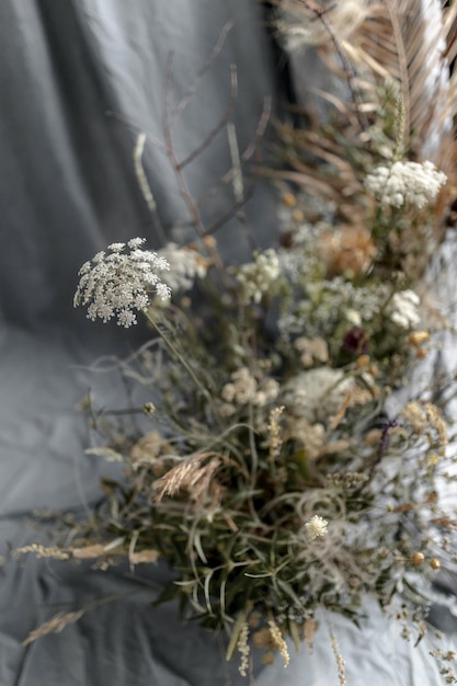 ドライフラワー自然の花灰色の背景と結婚式のアーチ