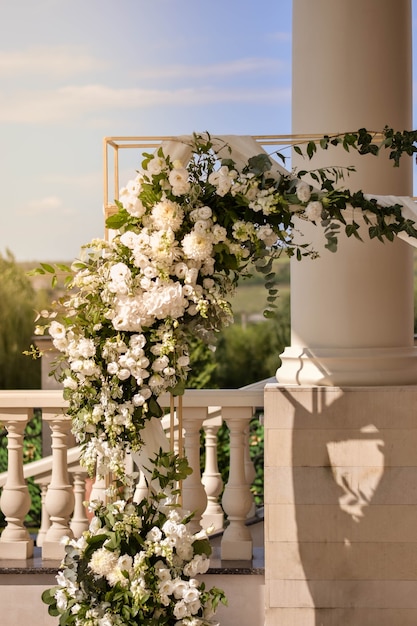 Foto arco di nozze con composizioni di fiori bianchi. decorazioni per matrimoni.