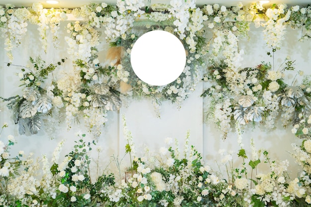 結婚式の背景結婚式の花の装飾バラの壁カラフルな背景新鮮なバラの花の束