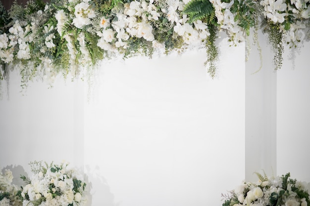 Фото Свадебный фон с цветочным и свадебным декором