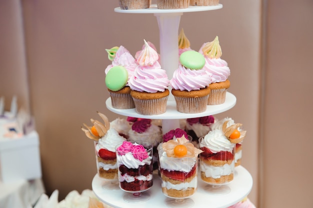 Torte per banchetti nuziali in un ristorante, cupcakes al cioccolato colorato sul tavolo