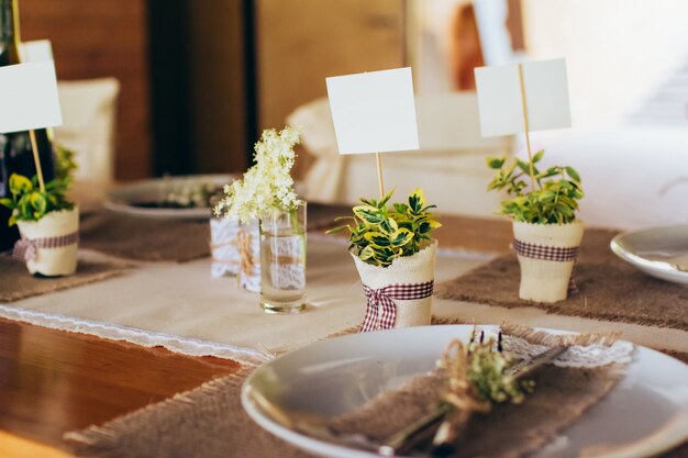 Foto banchetto di nozze servito in decorazioni rustiche