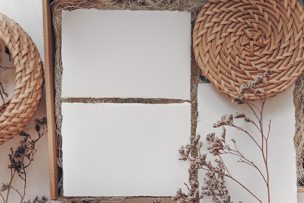 Фото Свадебный макет приглашения в стиле бохо белый лист бумаги стилизованное стоковое фото