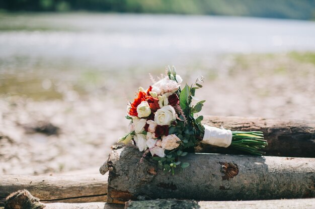 美しい自然と川の背景に結婚式の花束。