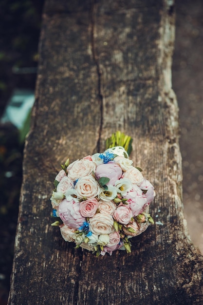 Bouquet da sposa su una panchinabellissimo bouquet da sposa fresco con rose bianche rosa