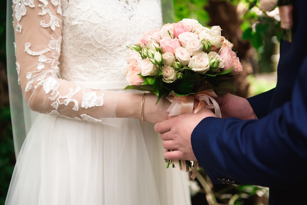 Bouquet da sposa, bouquet di bellissimi fiori in una giornata di mercoledì