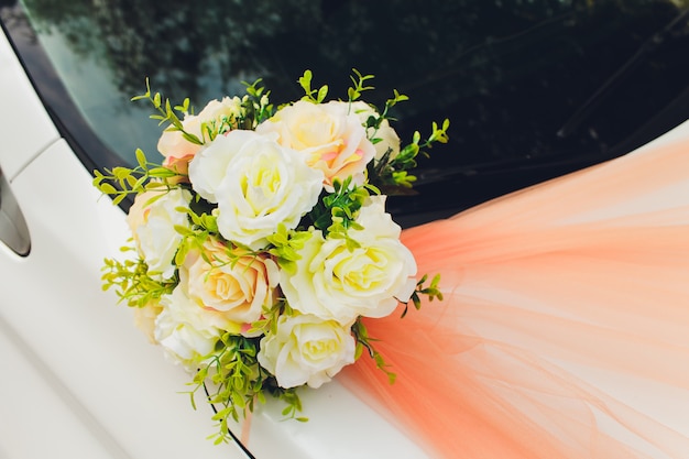 Photo wedding bouquet bridal decoration on luxury white car.