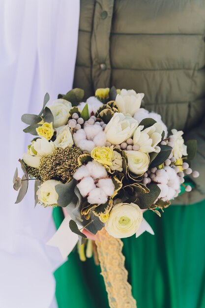 Свадебный букет в руках невесты. Крупный план. Свадебные аксессуары Bride.