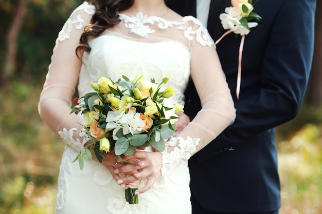 свадебный букет в руках невесты