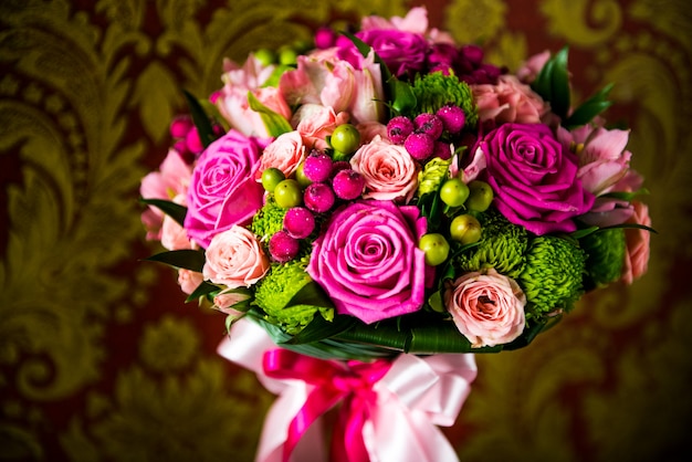 Foto bouquet da sposa di fiori diversi