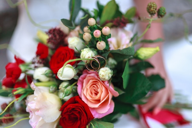 Matrimonio bouquet di fiori tra cui iperico rosso ¡