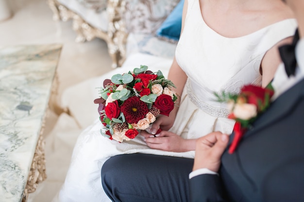 Свадебный букет цветов, в том числе красный гиперикум