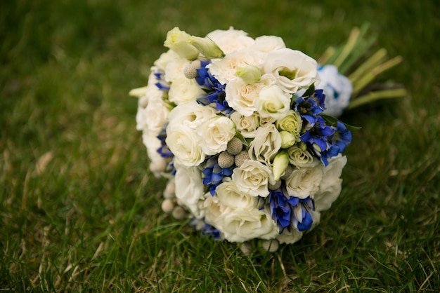 Bouquet da sposa sull'erba