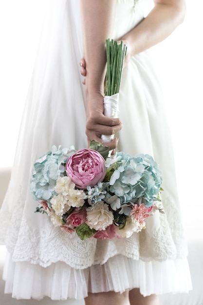 写真 花嫁の手の花束。