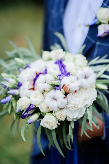 Фото Свадебный букет из хлопка и белых роз