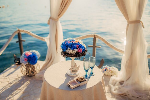 Foto un bouquet da sposa vicino al mare