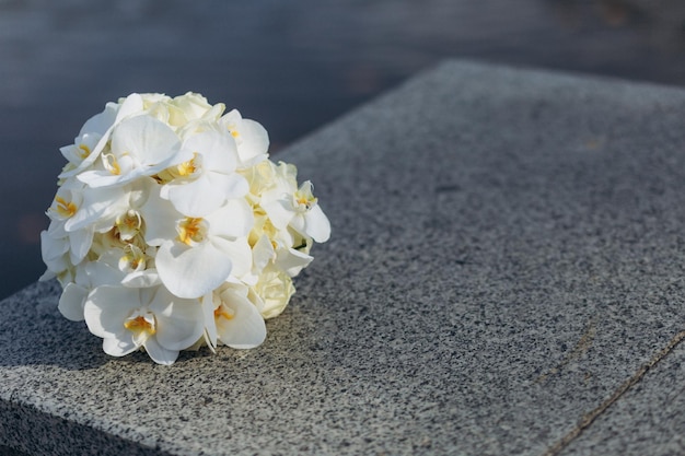 テキストのための蘭の場所の結婚式の花束