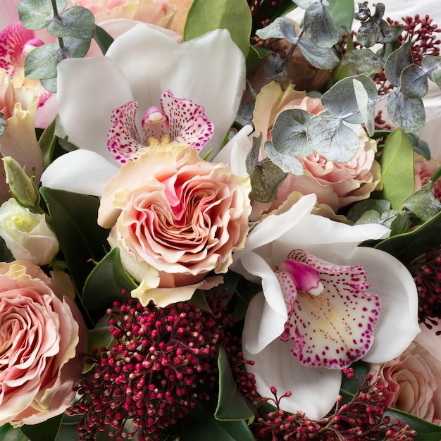 Bouquet da sposa di orchidee e rose.